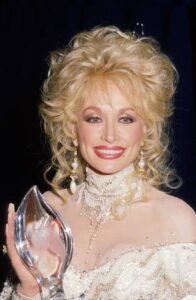 "Dolly Parton Rocks Dallas Cowboys Cheerleader Look, Belting Hits in Thanksgiving Game Halftime Spectacle!"